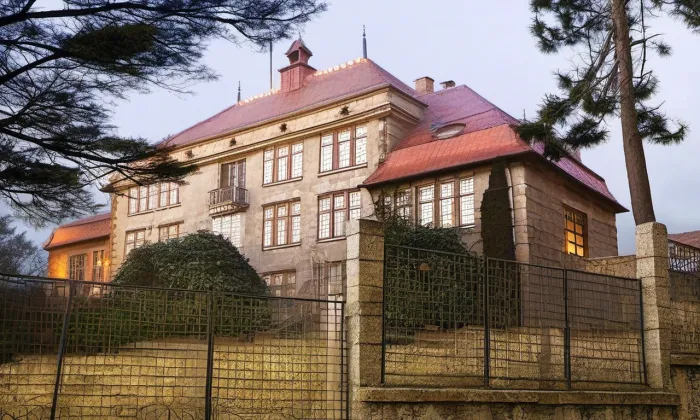 Škola (Malé Svatoňovice) – noc