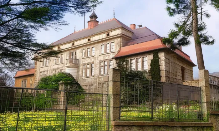 Škola (Malé Svatoňovice) – jaro