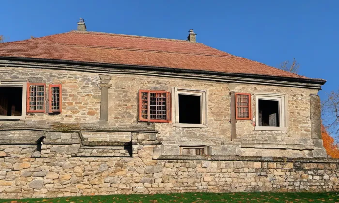 Hrádek (tvrz, Neprobylice) – podzim