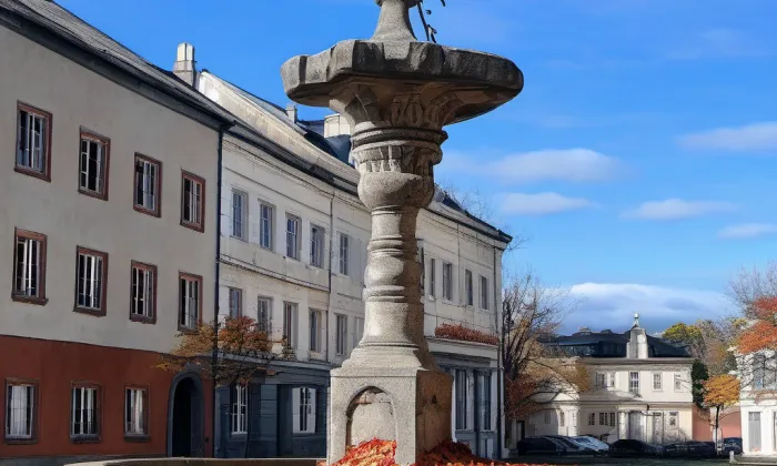 Kašna s plastikou sokolníka – podzim