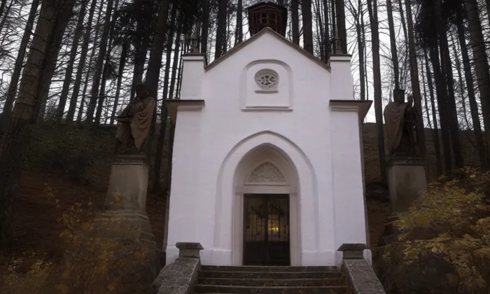 kaple Panny Marie Lurdské (Suchý Důl) – noc