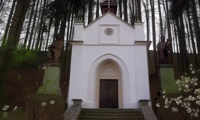 kaple Panny Marie Lurdské (Suchý Důl) – jaro