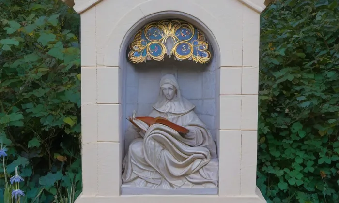 Kaplička se sochou Piety u silnice z Rožan do Šluknova – iluminace