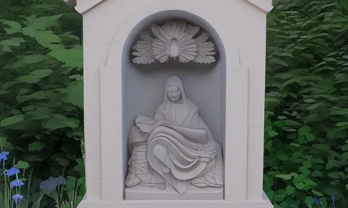 Kaplička se sochou Piety u silnice z Rožan do Šluknova – léto