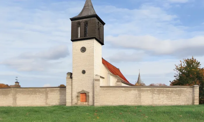 Kostel svatého Martina se zaniklou vsí – podzim