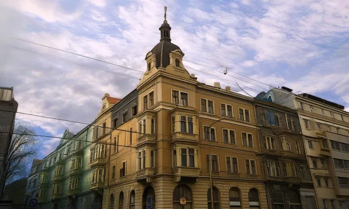 Nerudova 2 – léto