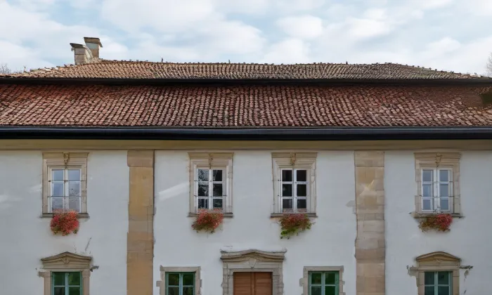 Ostrov (zámek, okres Kutná Hora) – jaro