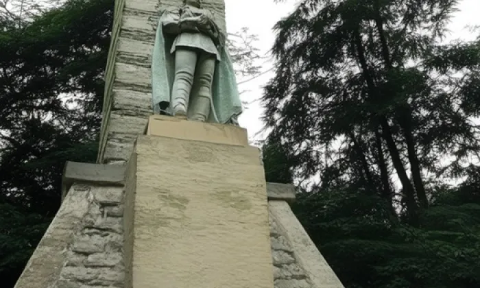 Pomník Jindřicha Šimona Baara – léto