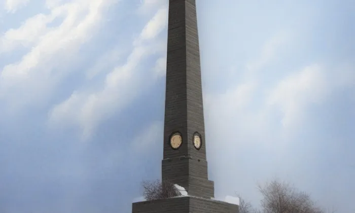 Rakouský pomník bitvy roku 1813 se strážním domkem – zima