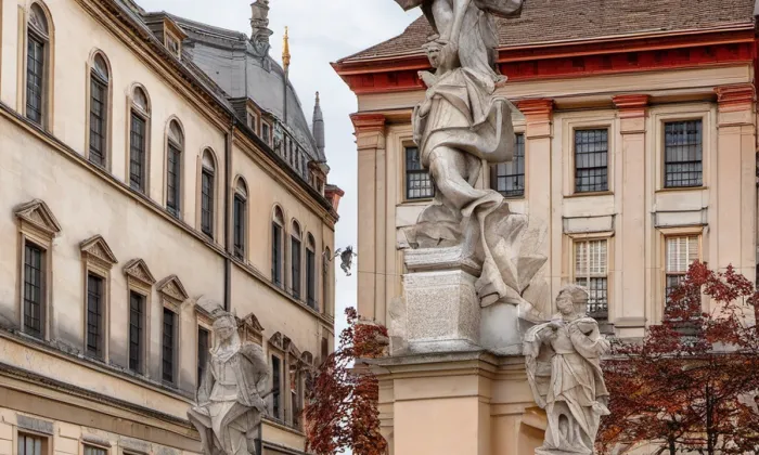 Sloup Nejsvětější Trojice (Brno) – podzim