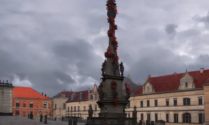 Sloup Nejsvětější Trojice (Kadaň) – podzim