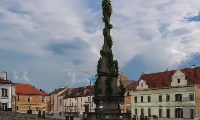 Sloup Nejsvětější Trojice (Kadaň) – léto