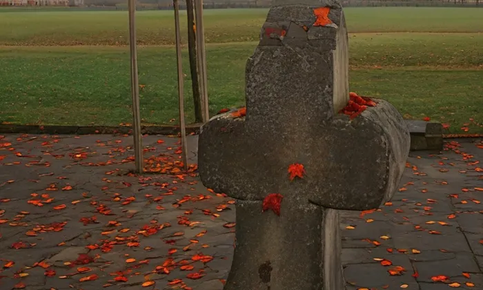 Smírčí kříž (Martinice) – podzim