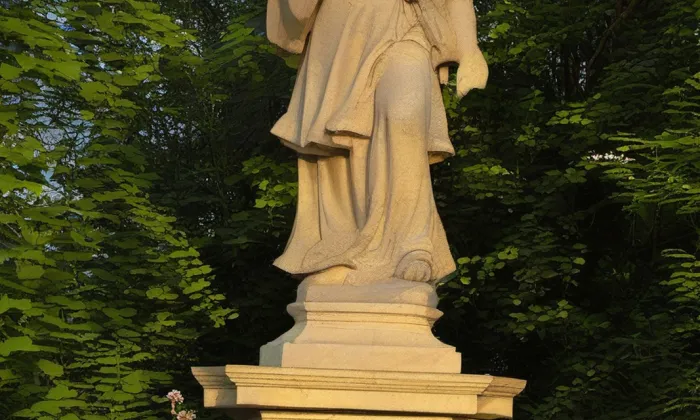 Socha svatého Jana Nepomuckého (Černilov) – jaro