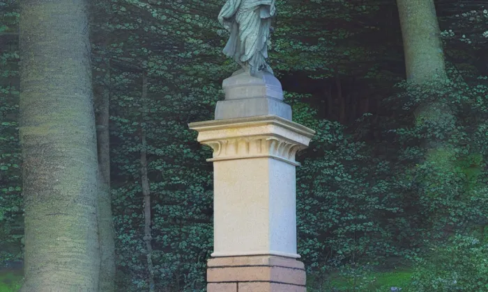 Socha svatého Jana Nepomuckého (Bohy) – jaro