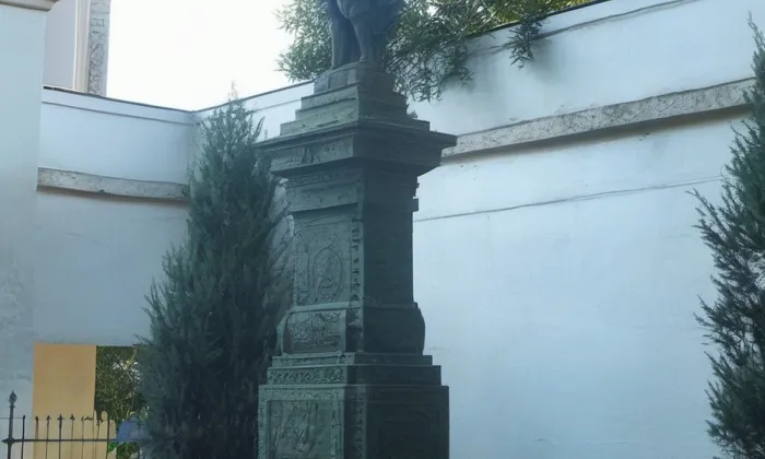 Socha svatého Jana Nepomuckého (Chrast) – léto