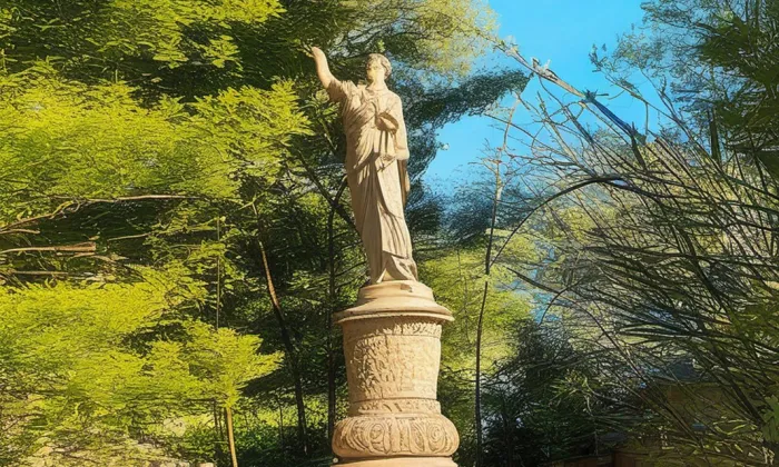 Socha svatého Jana Nepomuckého (Opatovice nad Labem) – léto