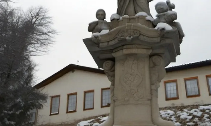 Socha svatého Jana Nepomuckého (Výprachtice) – zima