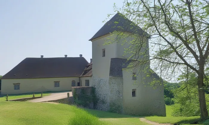 Tvrz Velké Horky – léto