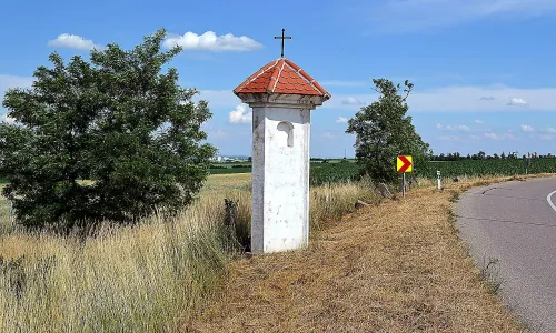 Boží muka u silnice východně od Pouzdřan