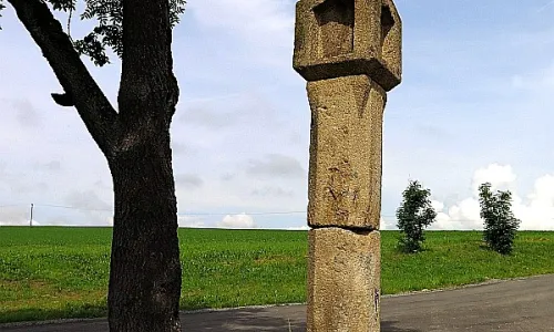 Boží muka západně od Březnice na rozcestí