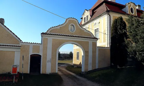 Brána s brankou a ohrazení