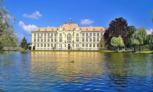 Budova Gymnázia Jana Opletala