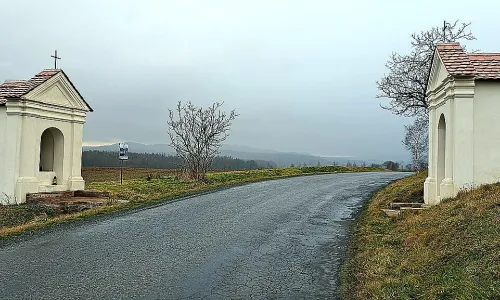 Dvě výklenkové kapličky