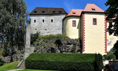 Zámek a hrad Kámen