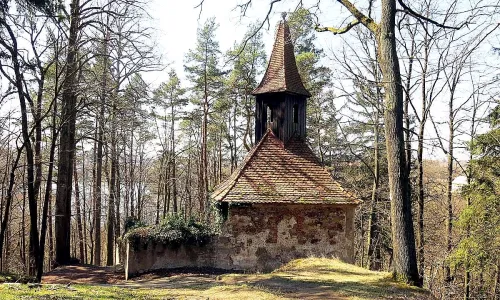 kaple Nejsvětější Trojice u cesty k zámku Lemberk