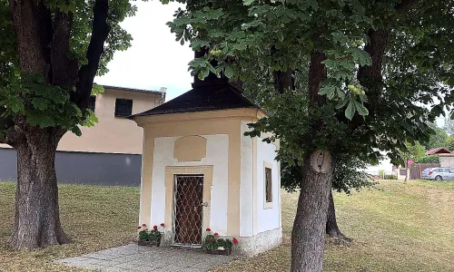 kaple na návsi v Jenčicích