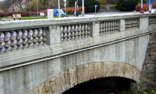 betonový most Zenklovy ulice přes Rokytku