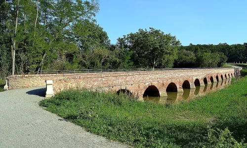 cihlový most k Tichému ostrovu u Mikulova