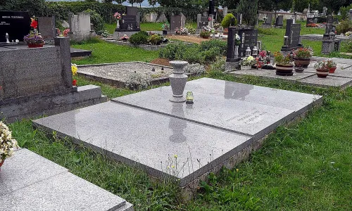 Hrob a pomník obětem pochodu smrti