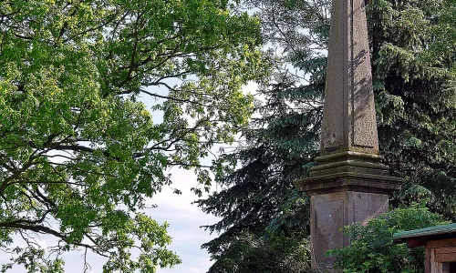 Obelisk se sochami