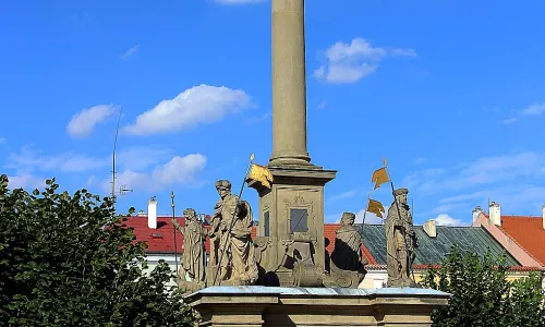 Sloup se sousoším a sochou Panny Marie v Kroměříži