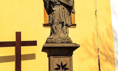 Socha svatého Jana Nepomuckého před kostelem v Kameničkách
