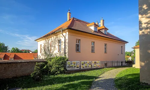 fara u kostela Stětí sv. Jana v Hostivaři