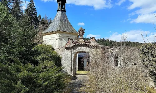 poutní kaple svaté Anny s lázněmi a křížovou cestou na Studenci v Rožmberku nad Vltavou
