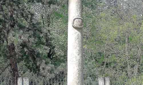 sloup se sochou svatého Jana Nepomuckého u ulice Vejvanovského