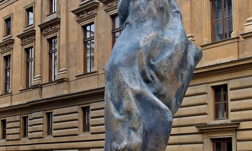 socha Znovuzrození na náměstí Václava Havla v Praze
