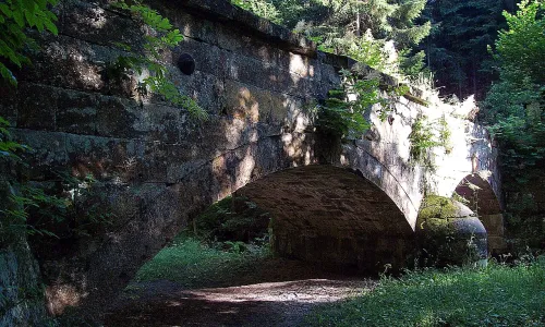vodní náhon s akvaduktem v Chřibské
