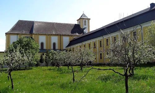 kostel Navštívení Panny Marie s piaristickým klášterem