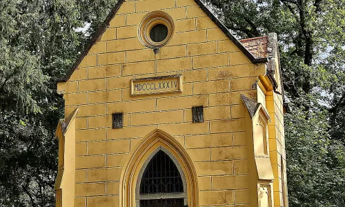 Lesní kaple s hrobkou Battagliů a Enisů