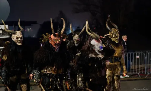 Pekelná sezóna: krampusové, démoni a oheň od Bouzova po Ohnivou Ostravu