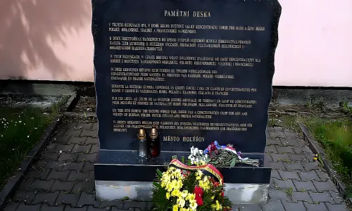 Bývalý koncentrační tábor ve statku - pamětní deska