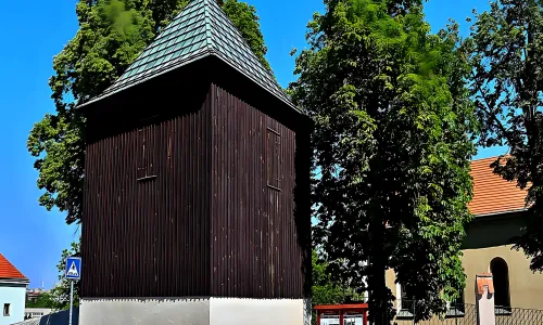 Dřevěná zvonice u kostela Stětí sv. Jana v Hostivaři