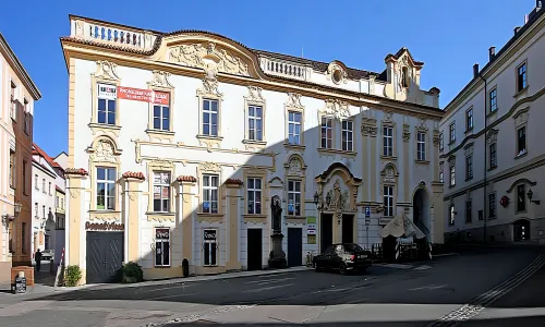V Kopečku 19 se sochou svatého Jana Nepomuckého