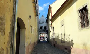 Brána mezi domy čp. 6 a 8