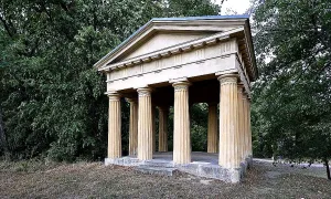 Dórský pavilon v zámecké zahradě ve Veltrusech